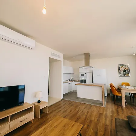 Apartment Spacious Three Bed *