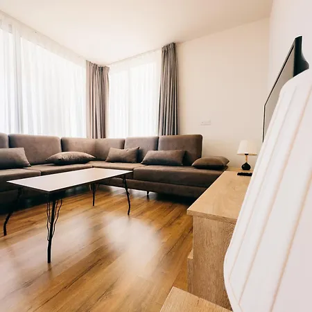 Spacious Three Bed Apartment