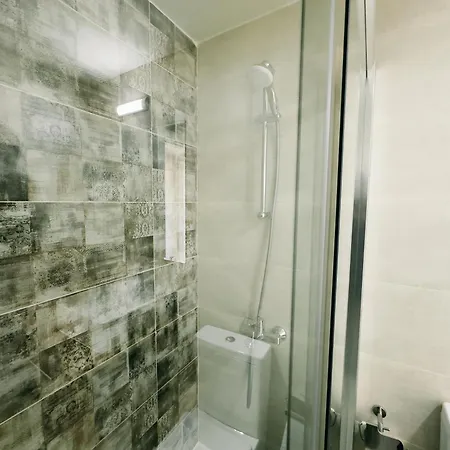Spacious Three Bed Apartment *